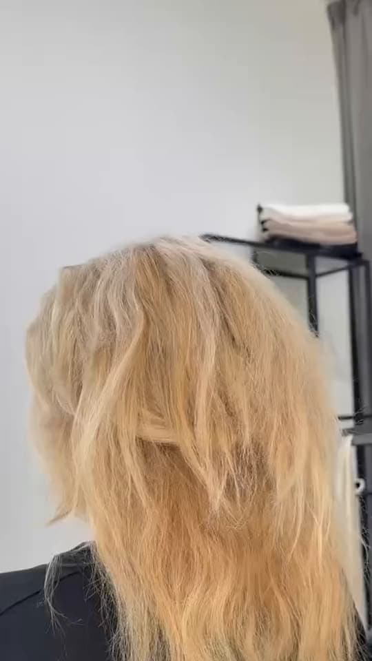 Pred a po, zozadu: riedke nerovné svetlé vlasy, potom plné hladké tónované blond vlasy (video bez zvuku)